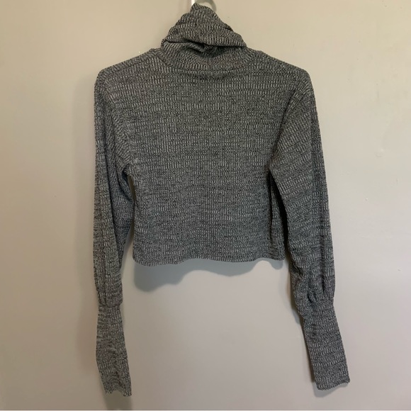 Cropped Turtleneck - Picture 2 of 4